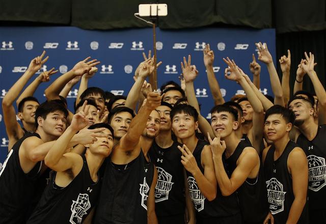 广州队完胜深圳队,库里点燃赛场 广州队完胜深圳队,库里点燃赛场