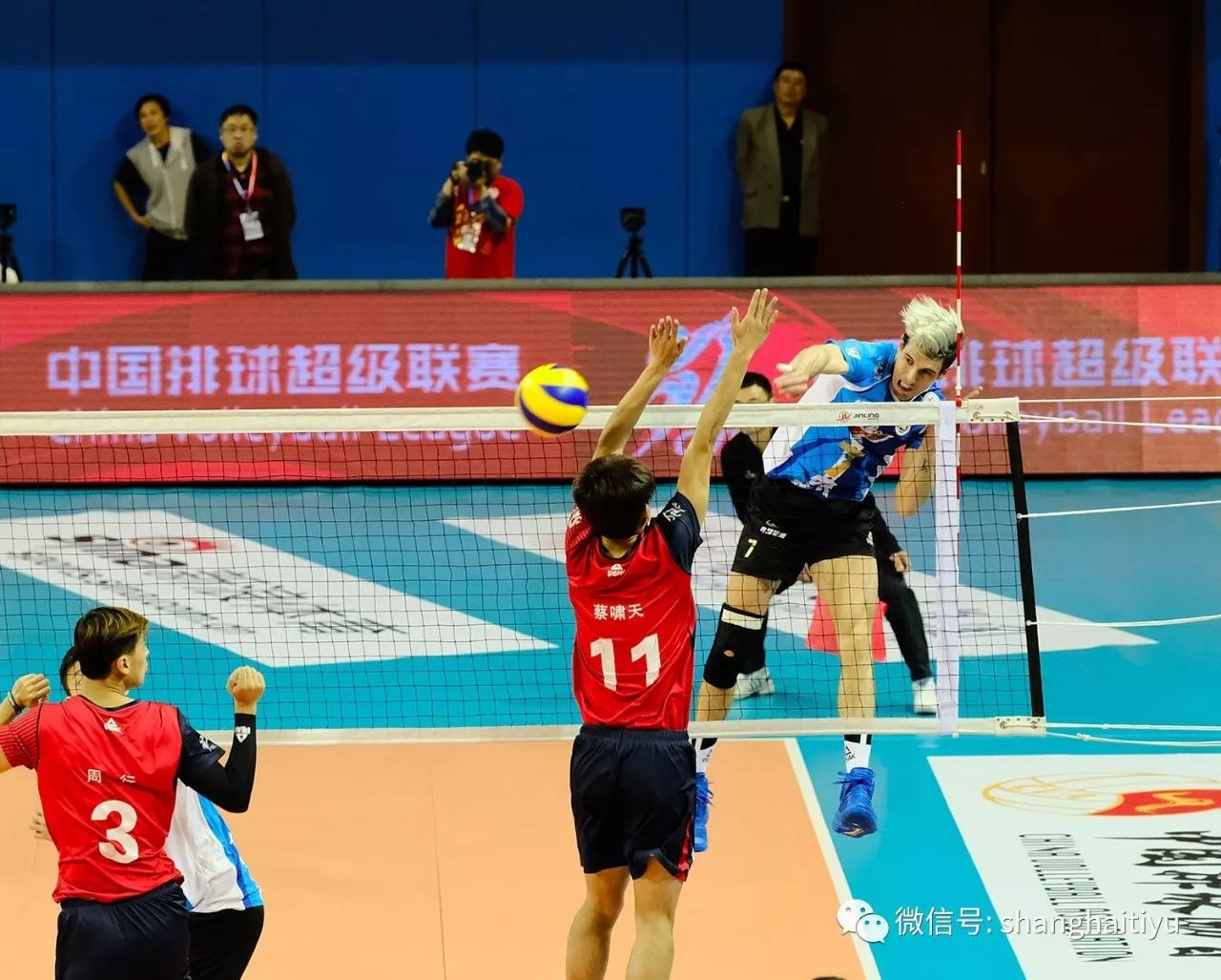 广州队横扫上海队,麦科勒姆点燃赛场 广州队横扫上海队,麦科勒姆点燃赛场