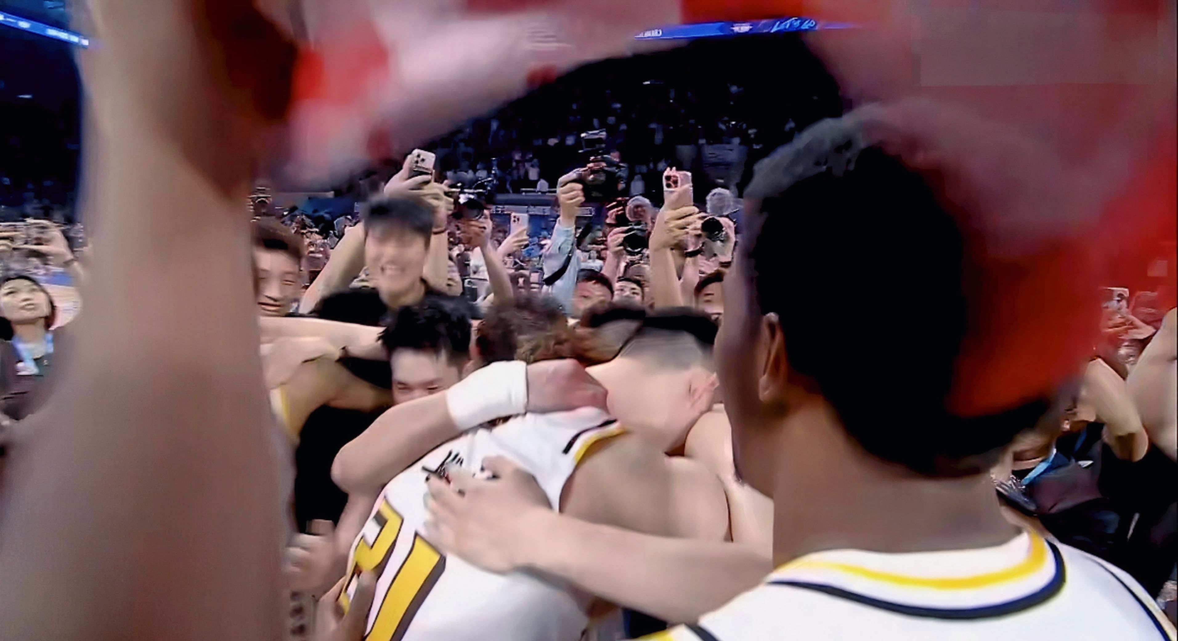 冠军争夺战激烈进行,球迷狂热呐喊助威 冠军争夺战激烈进行,球迷狂热呐喊助威