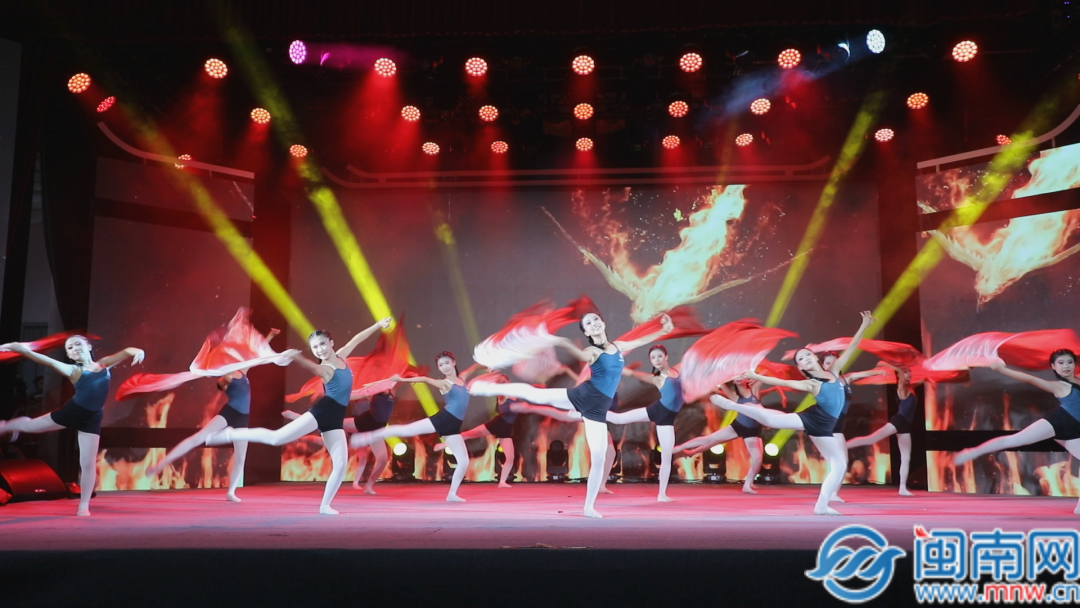 比赛现场气氛火热，观众热情高涨的简单介绍