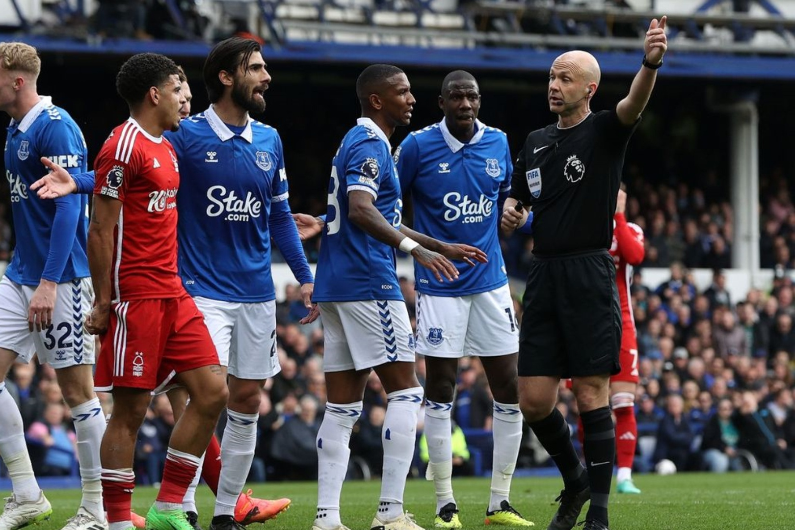 包含弗赖堡队在本赛季表现抢眼，成功逆袭的词条