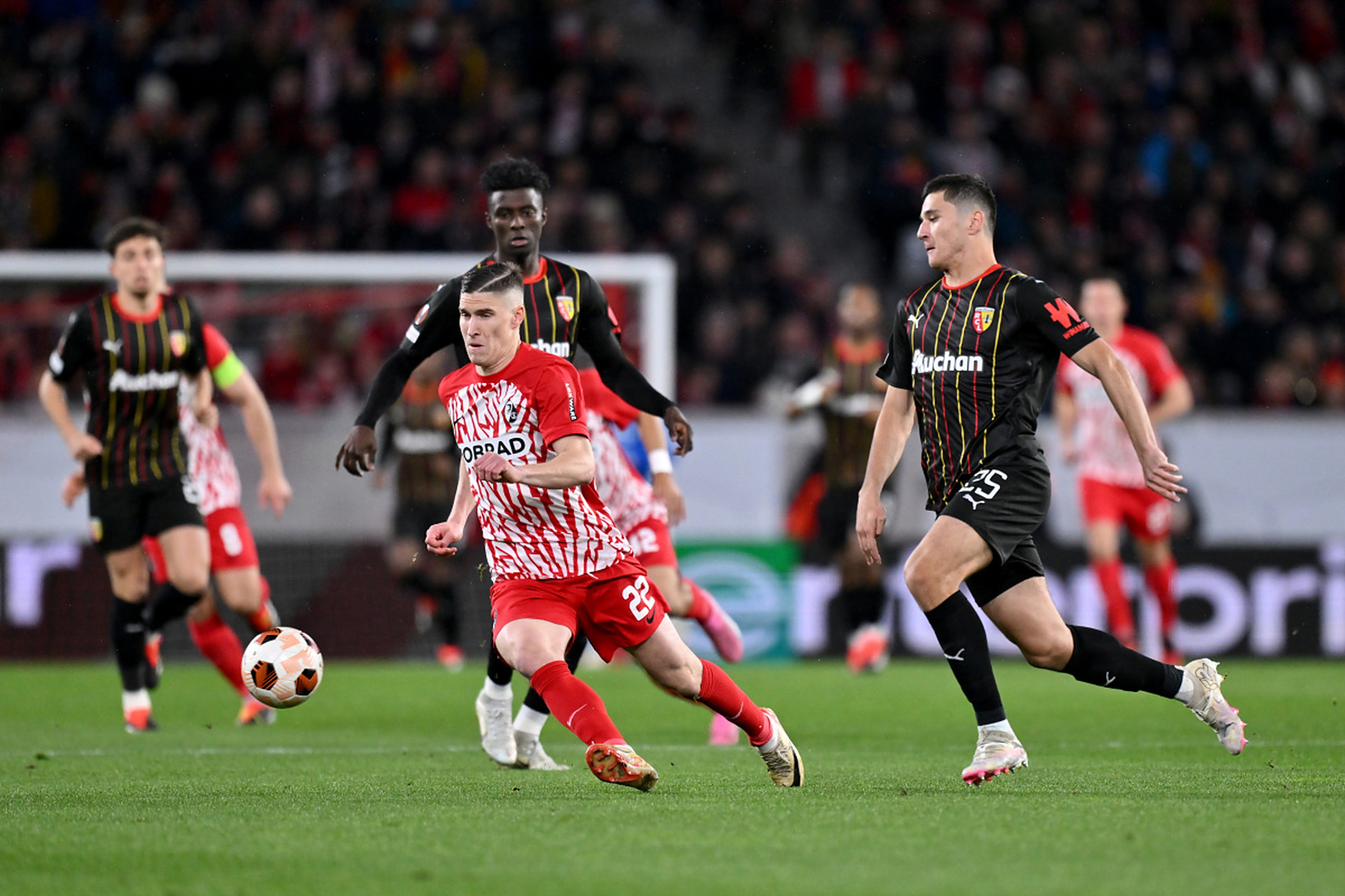 包含弗赖堡队在本赛季表现抢眼，成功逆袭的词条