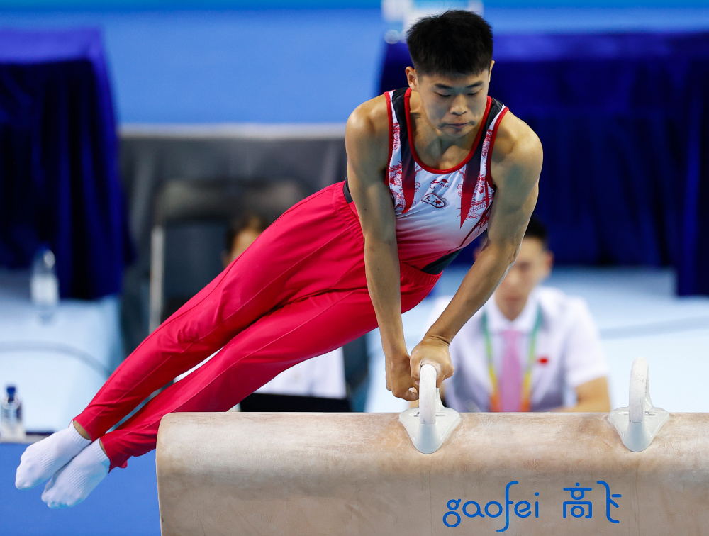 巴西体操选手在鞍马比赛中表现出色