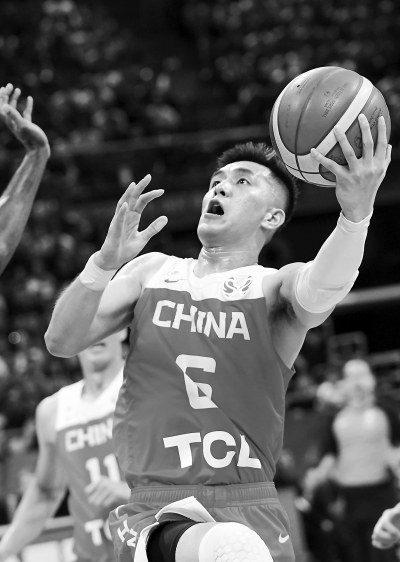 青海男篮在比赛中取得一帆风顺胜利