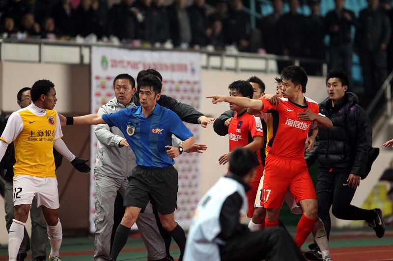 青岛队员在国内赛场上取得理想战绩，创造神话的简单介绍