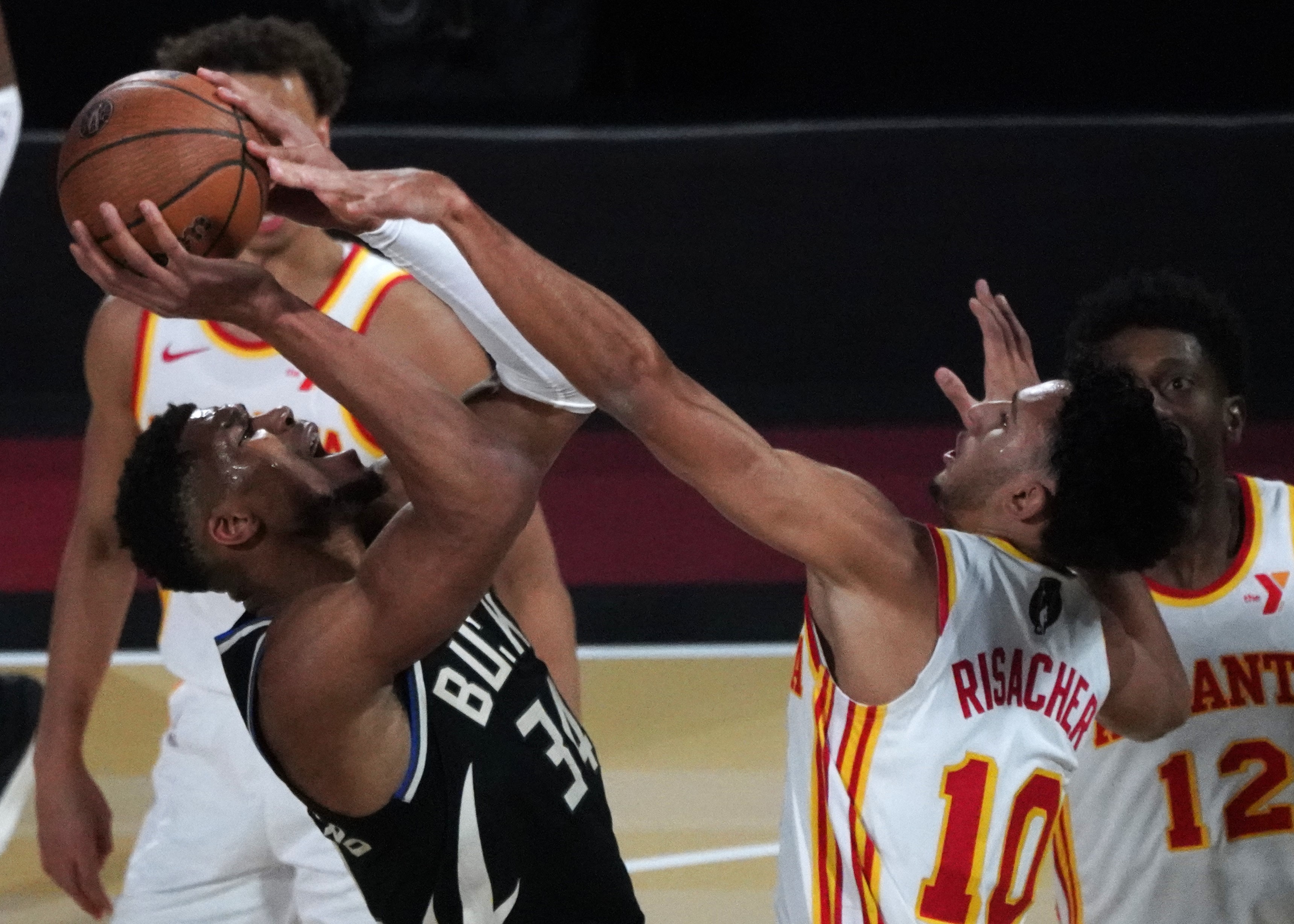 篮网大胜，击败雄鹿晋级东部决赛