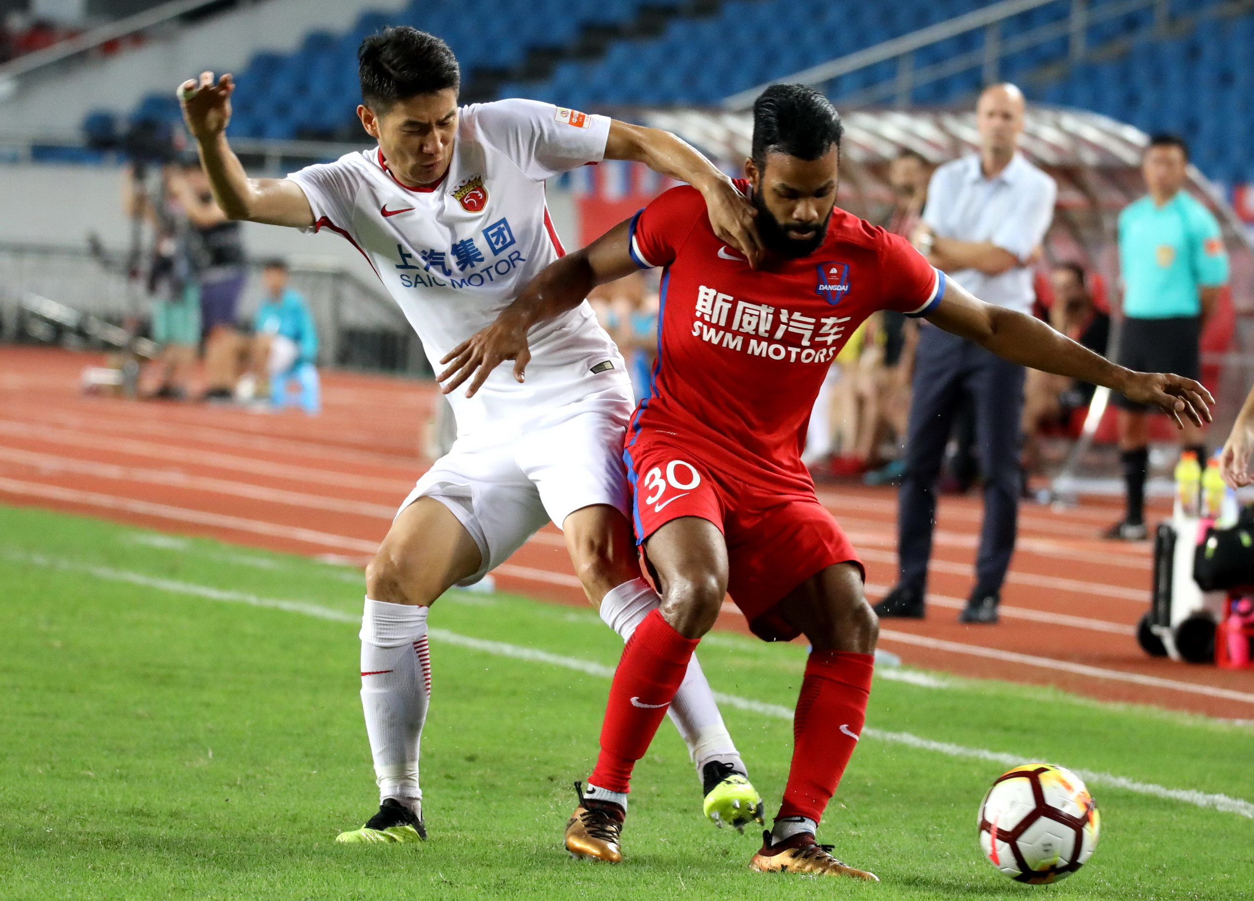 足球全记录：重庆斯威海内外援秧歌欢乐进场竞技的简单介绍