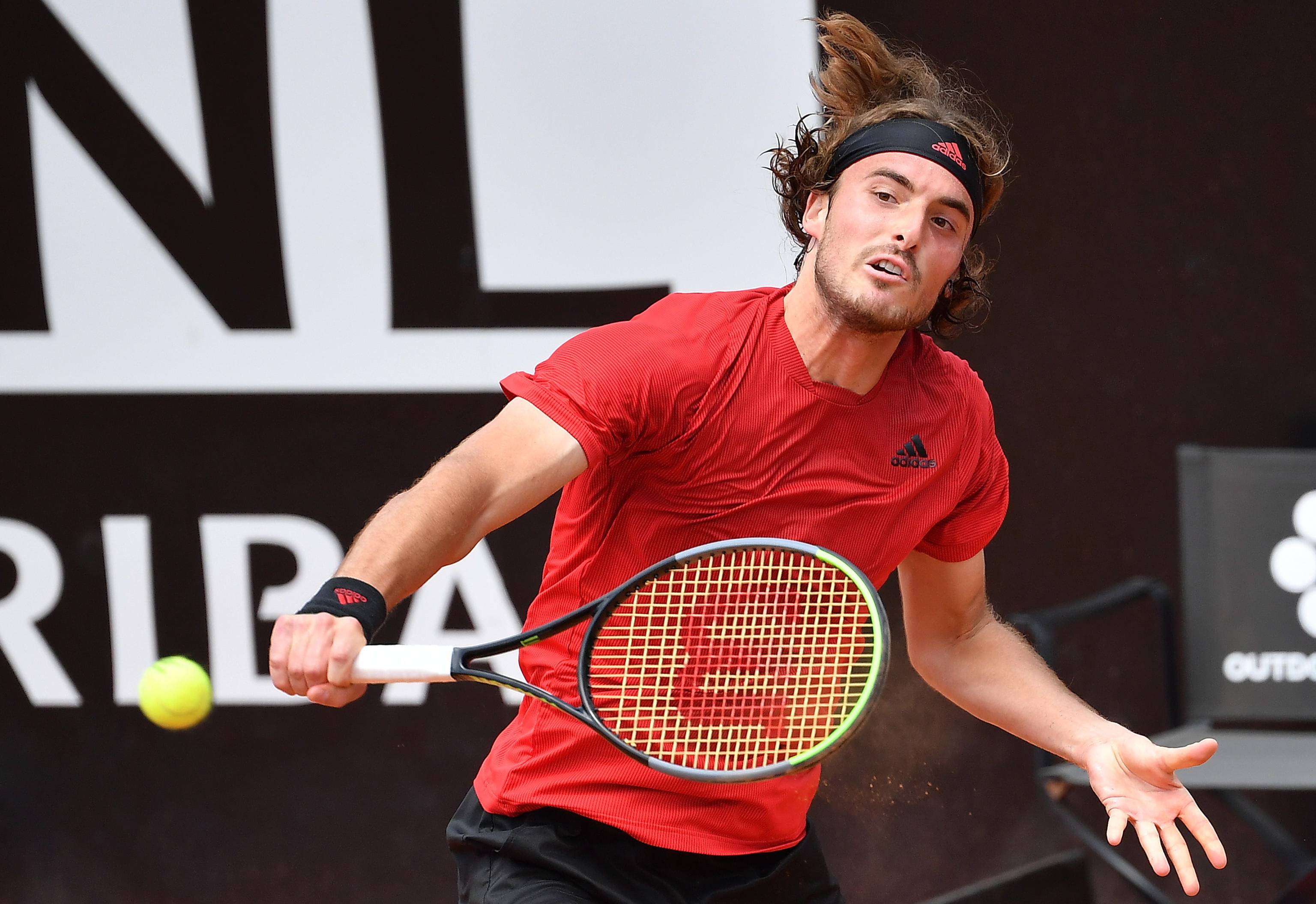 包含美网轻取联合杯，西西帕斯统治全场的词条