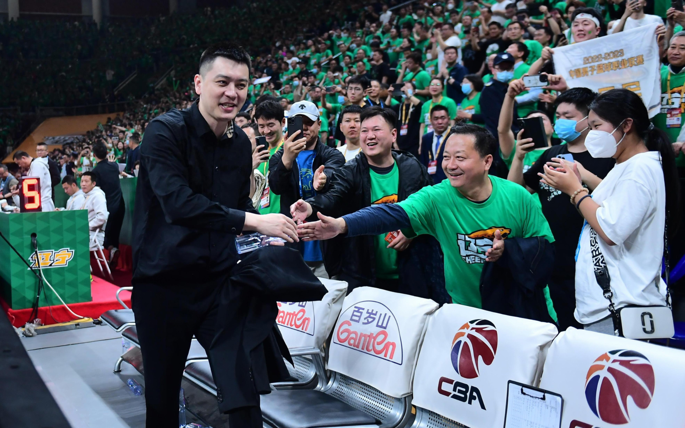 山东男篮全队发挥稳定，连战连捷