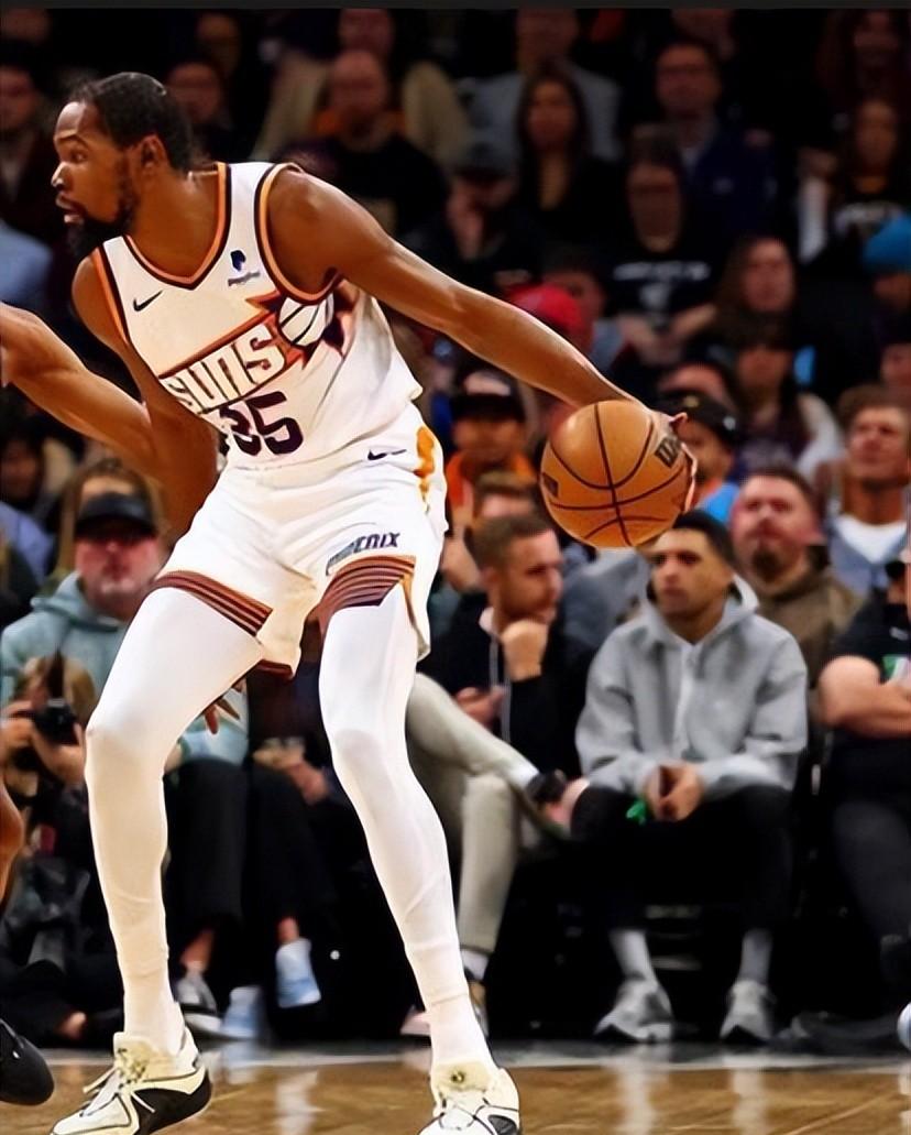 尼克斯轻取篮网，布克高光表现