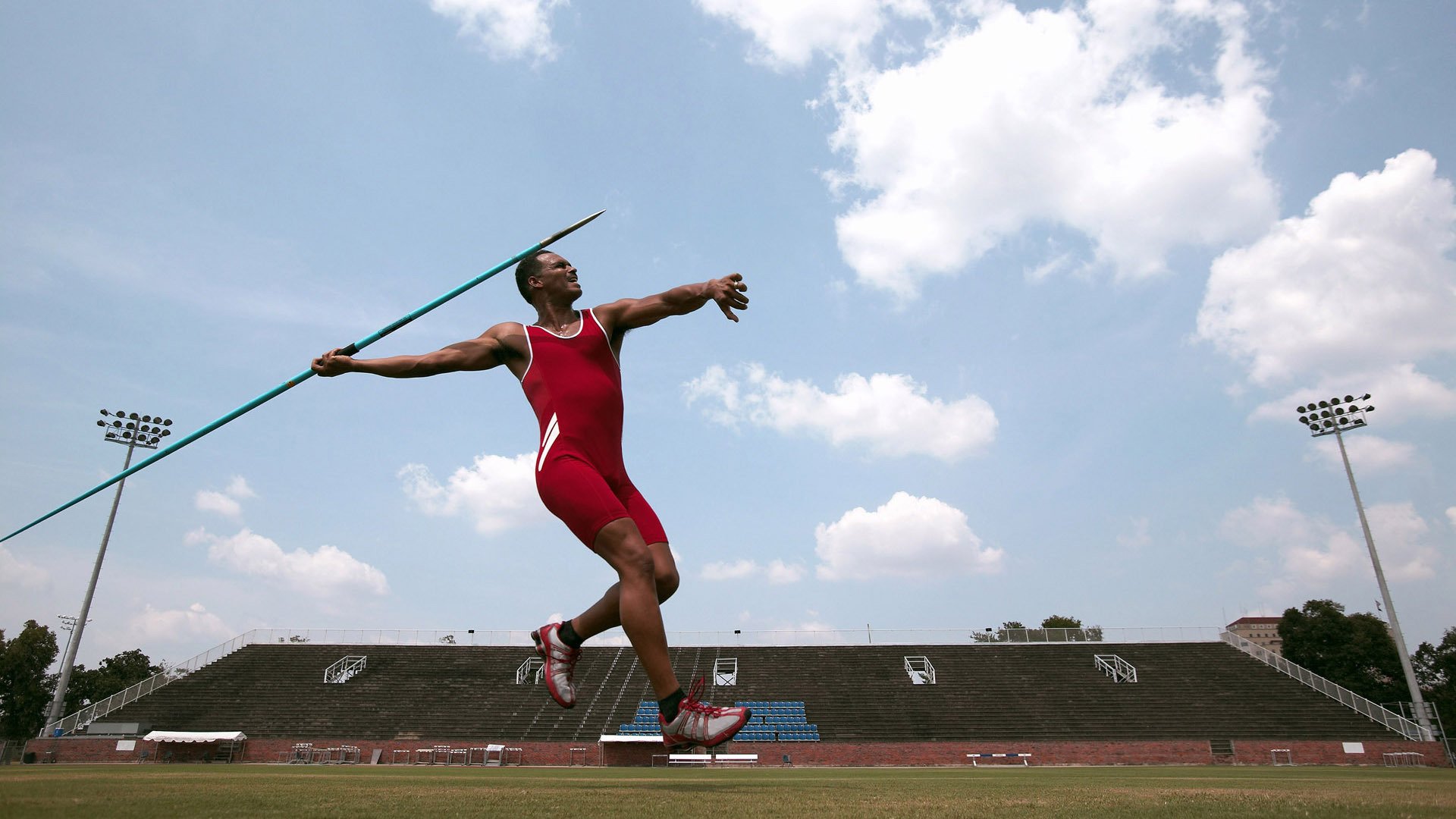 赛道之光,三笘薰在F1街道赛之夜完成里程碑